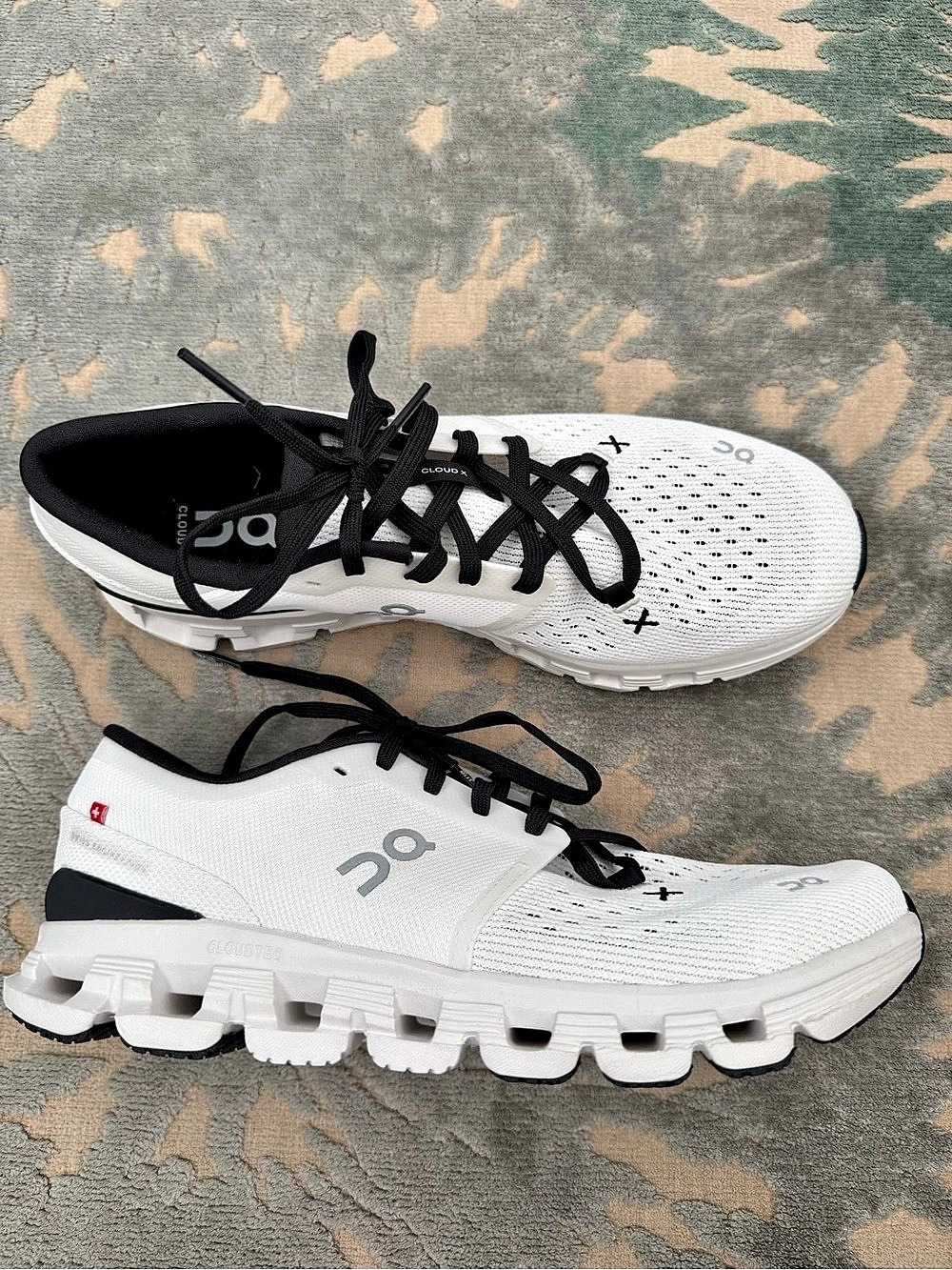 On Cloud X4 Athletic Shoes White & Black US 8.5 Brand New